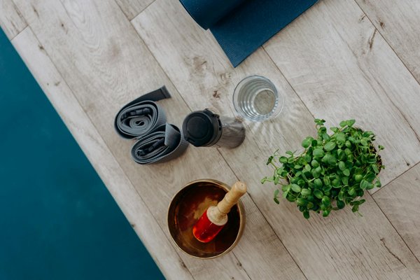 Hoe kies je de juiste accessoires om een eenvoudige jurk op te fleuren?