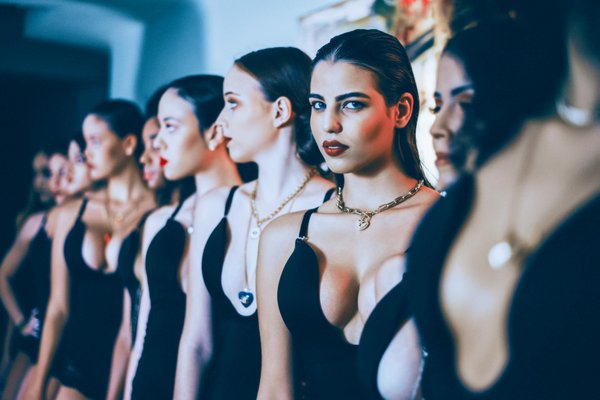 Wat zijn enkele tijdloze mode-items die elke vrouw zou moeten hebben?